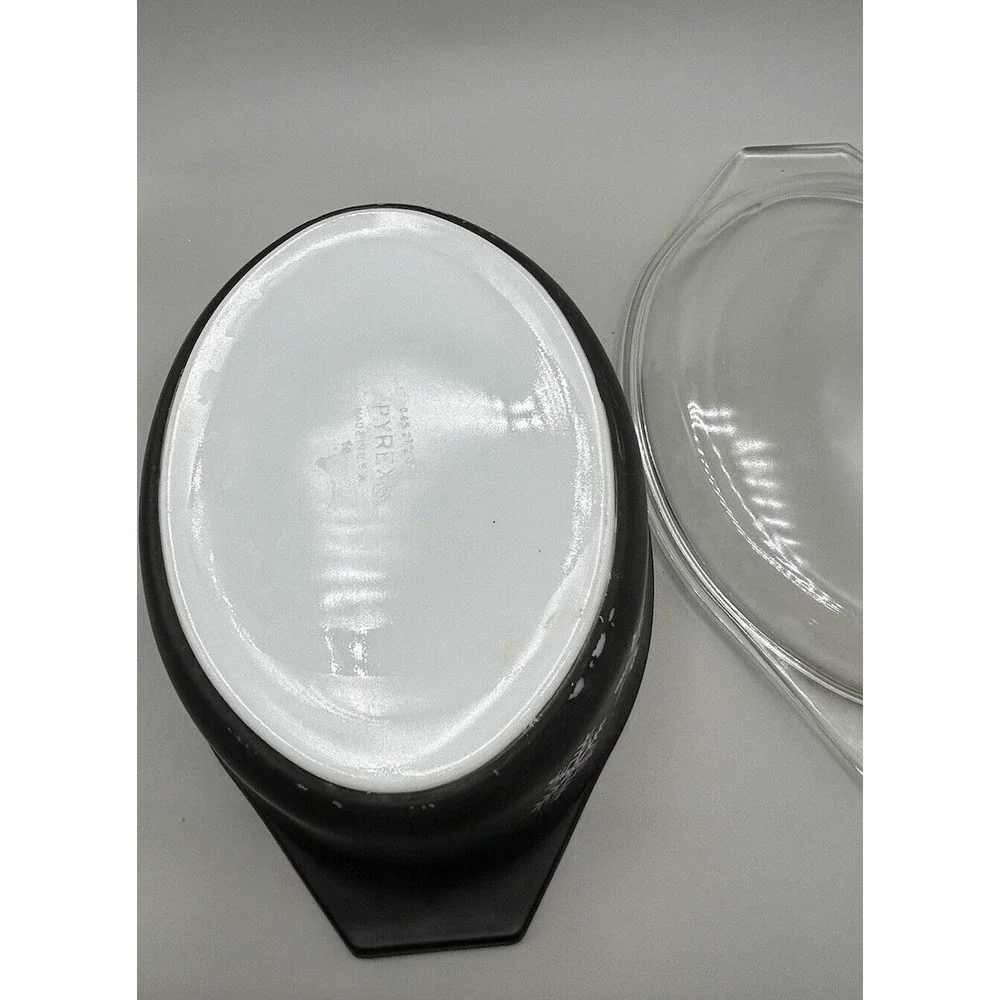 Vintage Pyrex Black Snowflake‎ 1.5 Quart Oval Casserole Dish with Lid